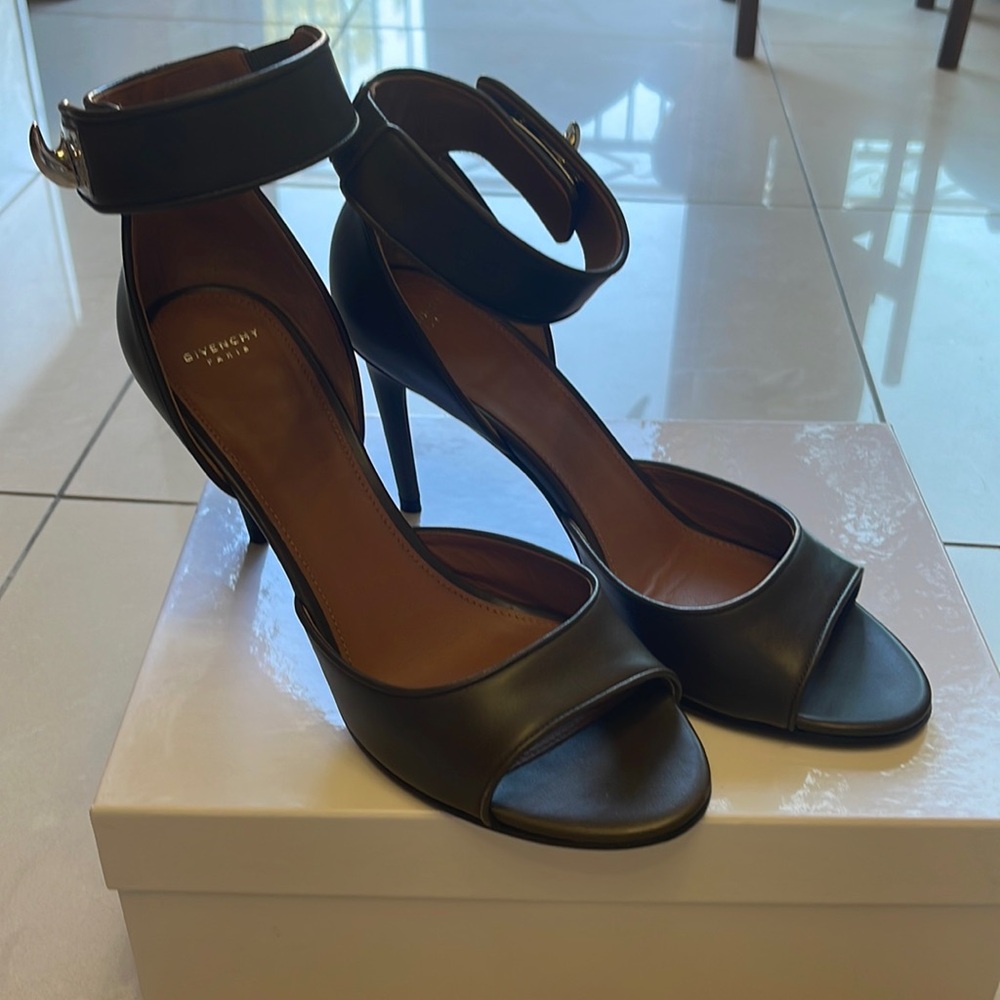 Givenchy sandal shark lock